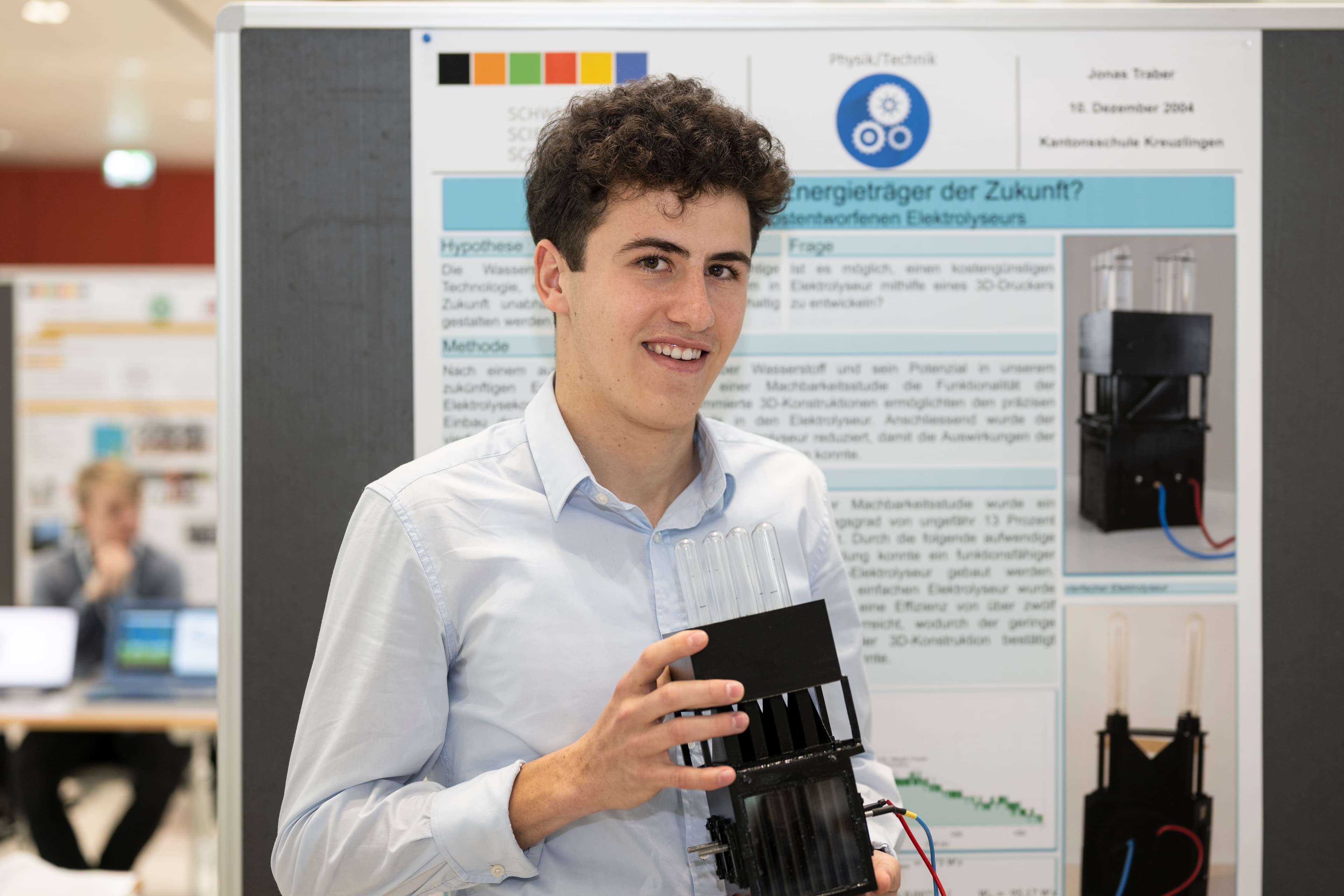 Jonas Traber mit einem 3D-gedruckten Elektrolyseur